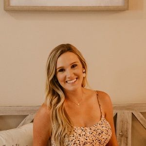 Meet your Posher, Lora